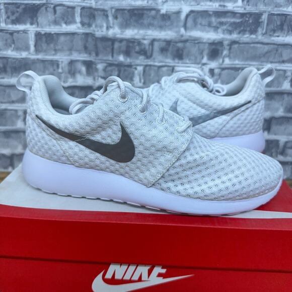 Nike Roshe One BR White Metallic Platinum Running Shoes 724850-100 Womens Sz 6.5 - Picture 2 of 10